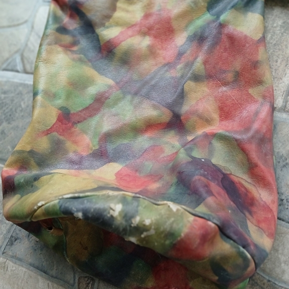 Vintage 1984 Leather painted tye dye design BoHo bag, long strap 17" 1/2 x 14" - Picture 9 of 12